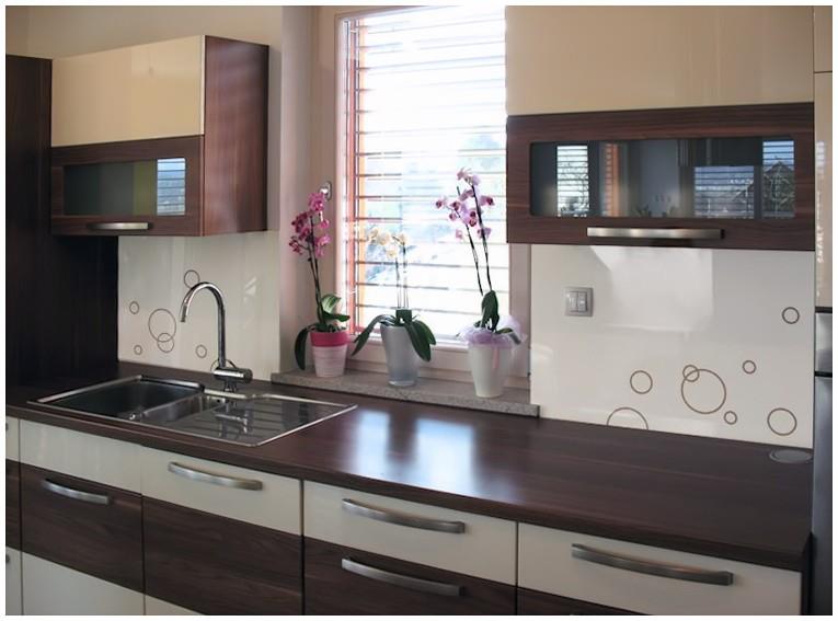 Steklena kuhinjska obloga